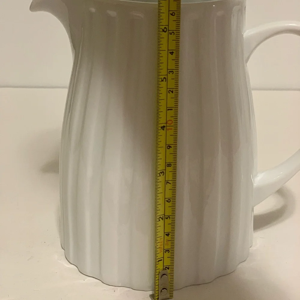 Beautiful 61/2” White Crate And Barrel Picture, Excellent Condition.